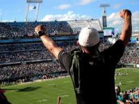 B体育新闻-足球对决实时直播吸引着众多观众围观