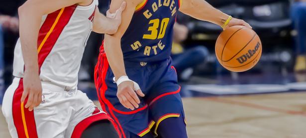 骑士队前锋在比赛中拼尽全力