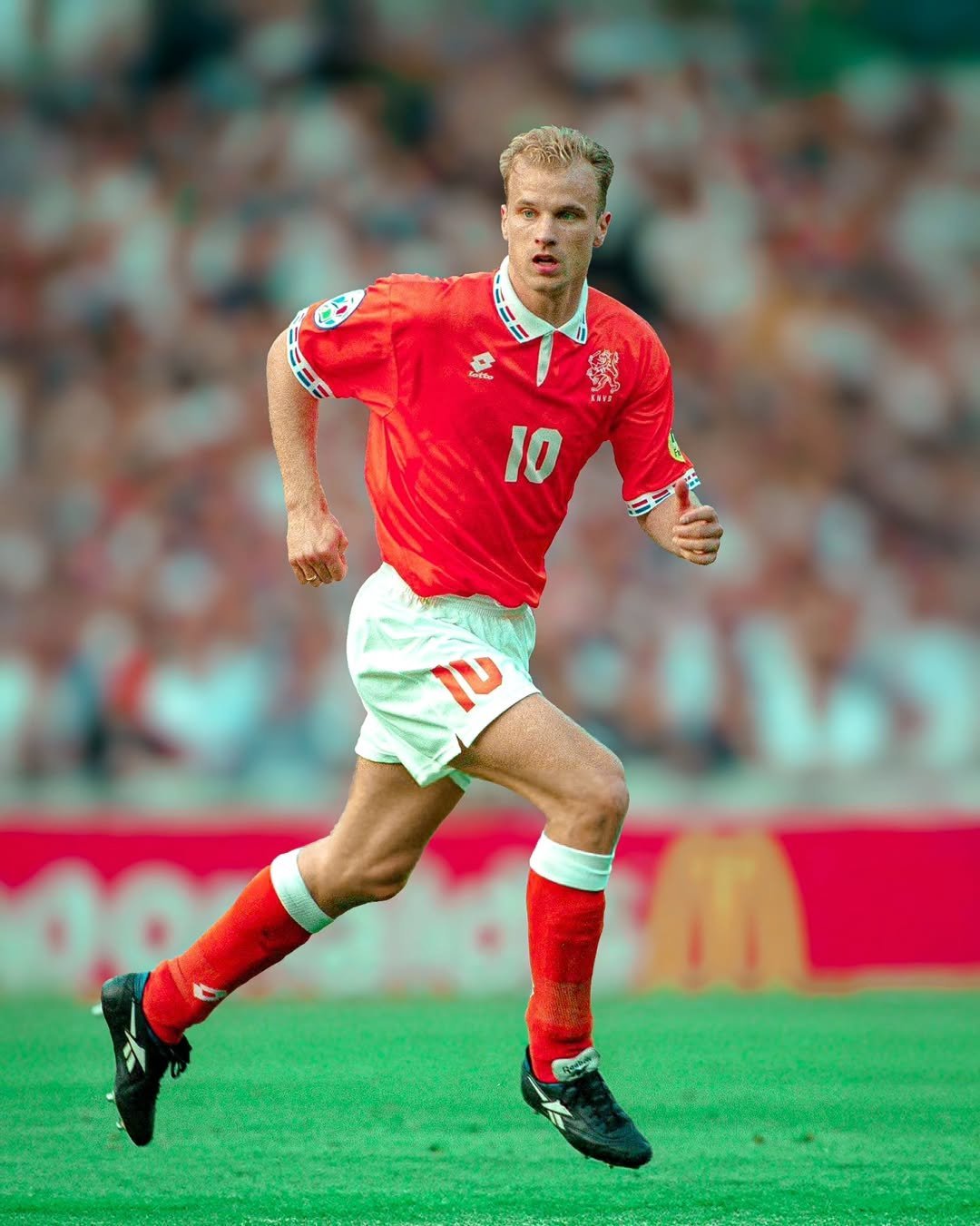 足球盛宴:荷兰队夺得锦标赛冠军