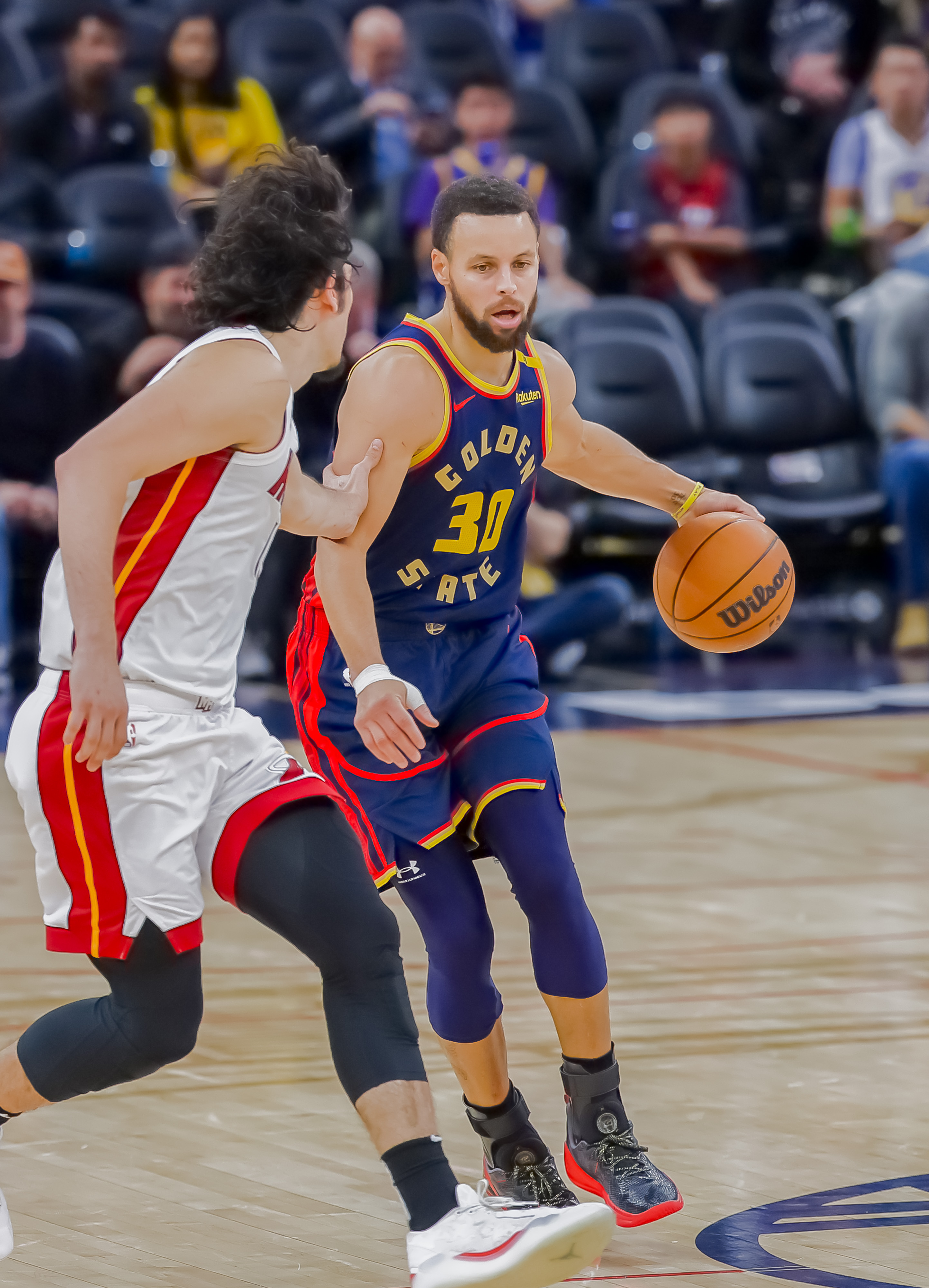 骑士队前锋在比赛中拼尽全力 骑士队前锋在比赛中拼尽全力