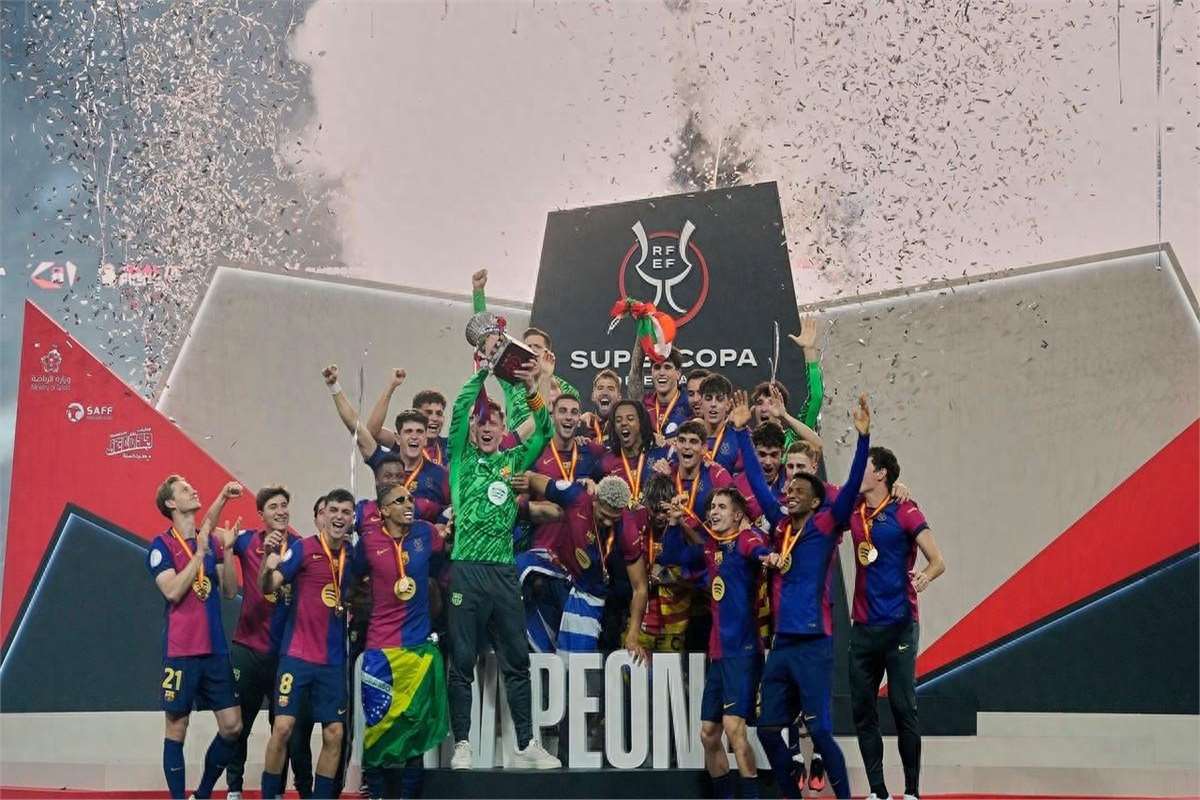 包含巴塞罗那与塞维利亚要在决赛中争夺西班牙超级杯的词条