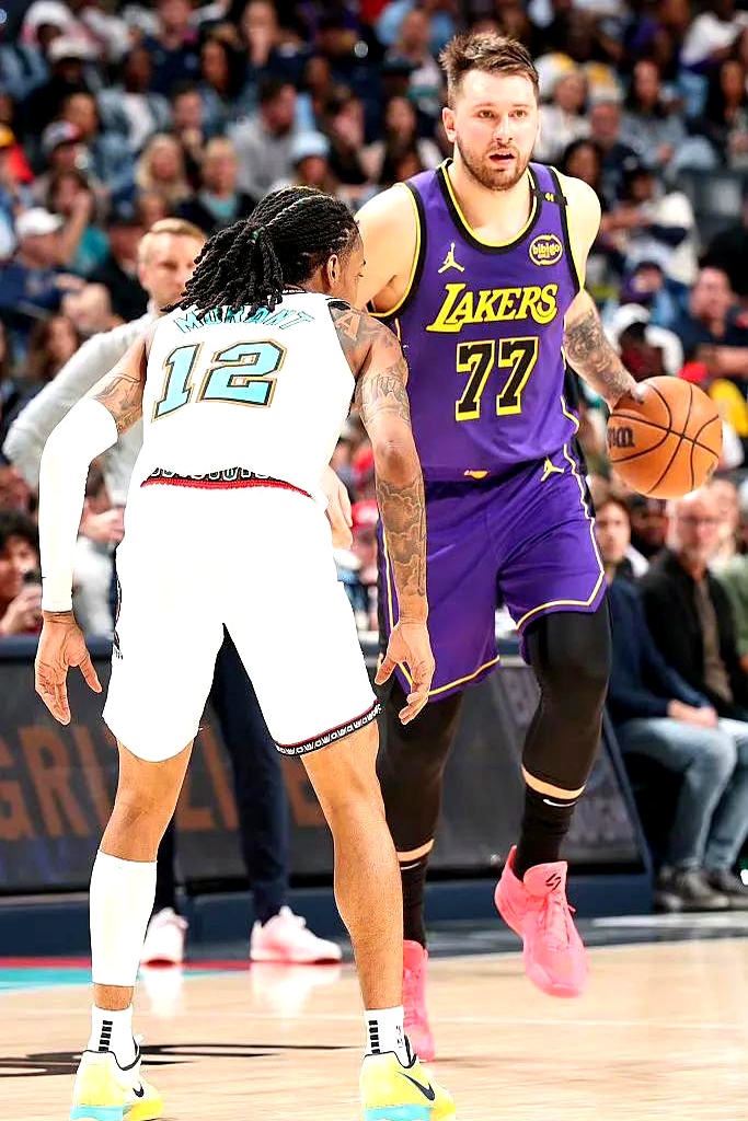 湖人主场击败灰熊，詹皇贡献32分